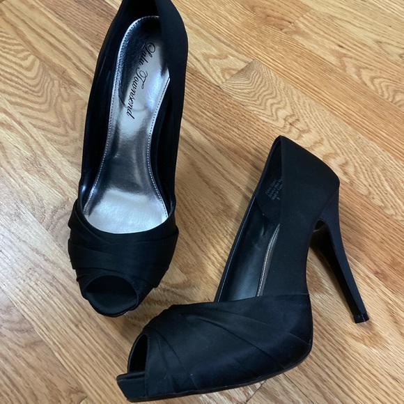 Lulu Townsend - like new - black heels - Picture 3 of 5